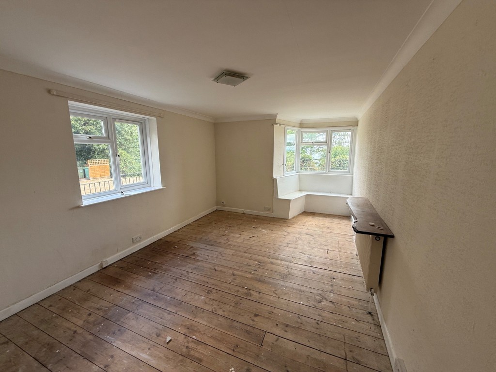 Lot: 157 - FLAT FOR IMPROVEMENT - Living room with bay window